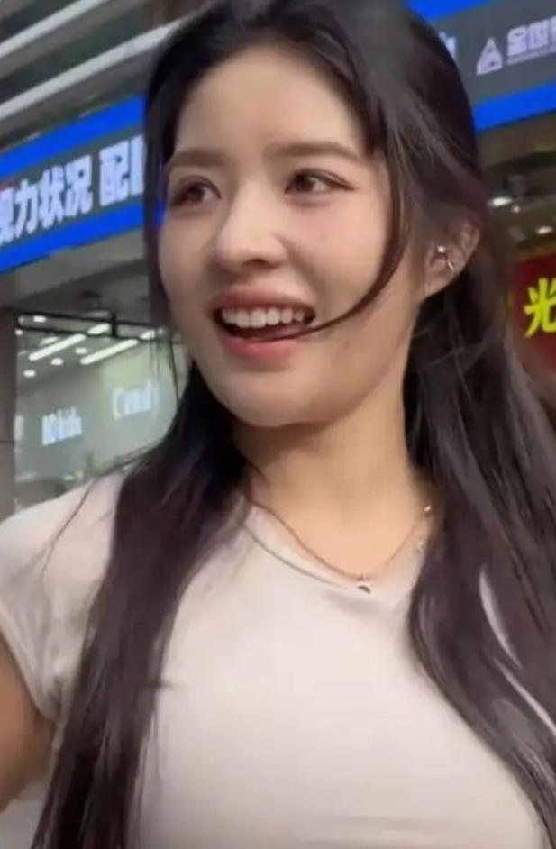 阿梓坦然透露，前夫跟她分开以后，就去做了性感主播，私信里问得最多的就是，多少钱能