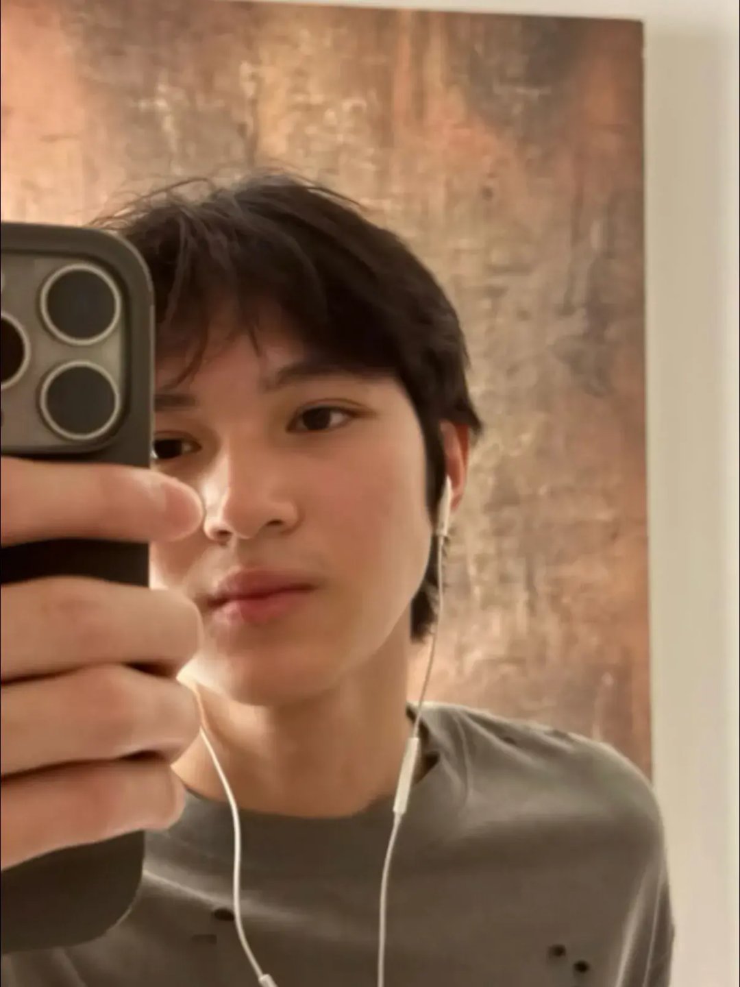 袁咏仪儿子晒怼脸自拍照，18岁魔童神似爸爸张智霖，浓眉大眼好帅！ ​​​