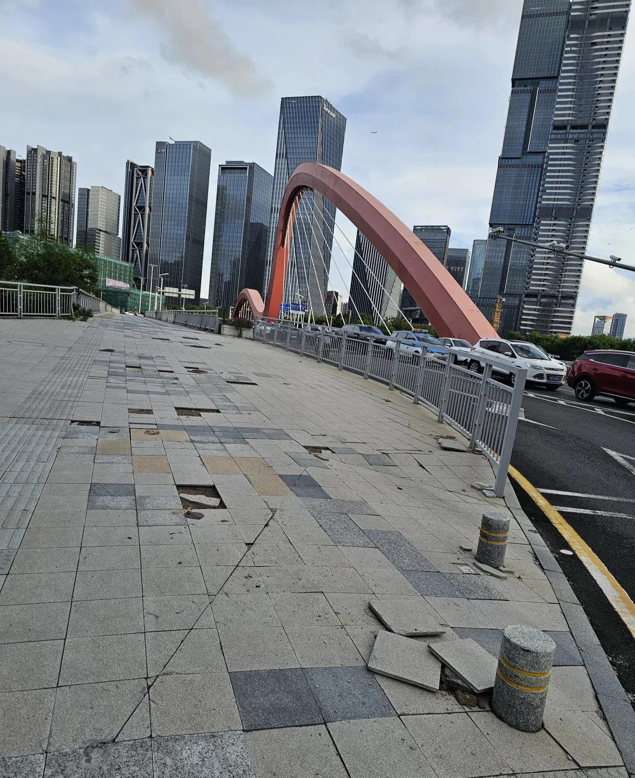 实在不明白，深圳的路为什么一定要铺成这样，到处都是翘起来的板砖，下雨以后就更甭提