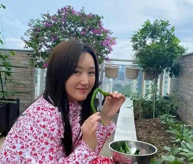褪去“甜歌皇后”的舞台光环，54岁的杨钰莹定居深圳，陪伴母亲生活，半淡出娱乐圈，