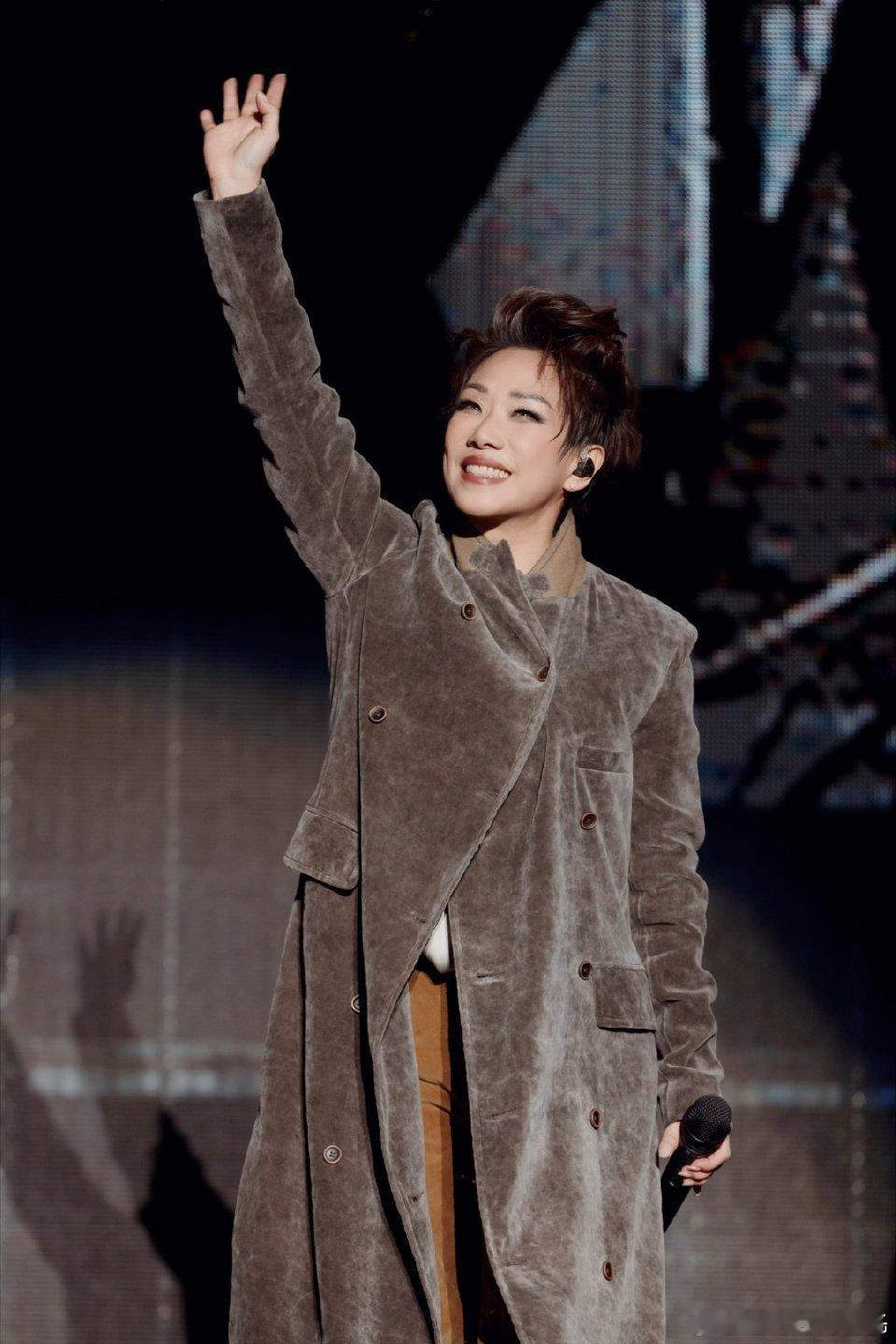 林忆莲不只是会唱歌的艺术家，更是能温暖人心的存在。她的声音让人安心，她的笑容让人