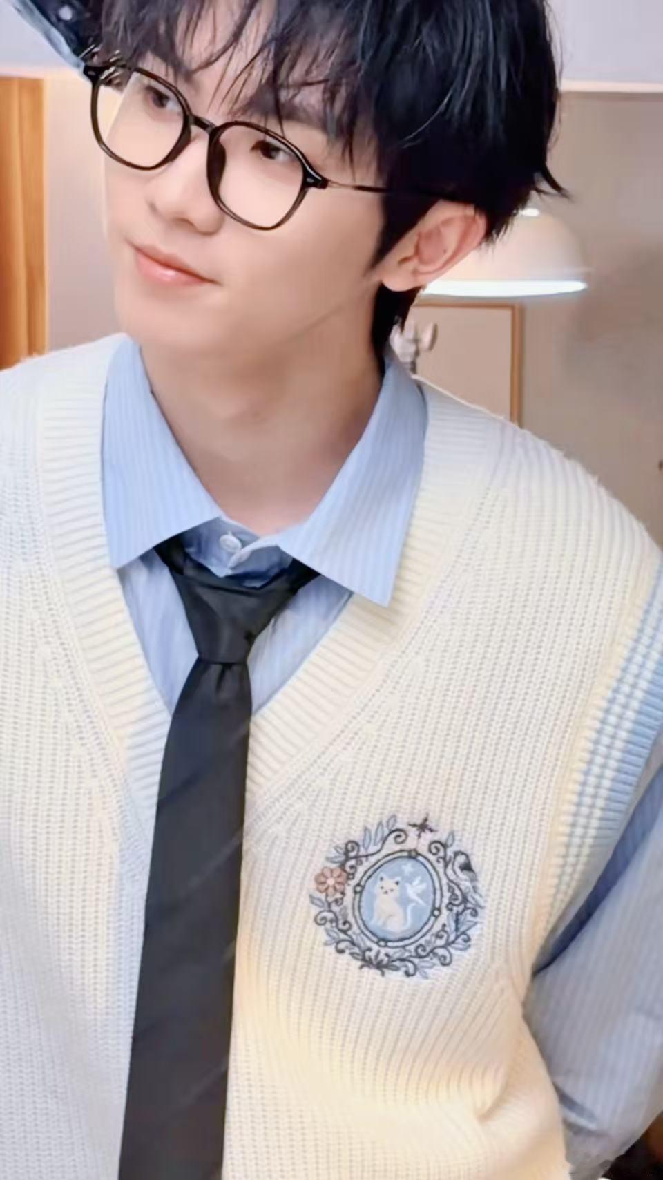 马嘉祺小学和爸妈一起看跑男跑男真的承载了一代人的童年，马嘉祺也不例外，小学和爸妈