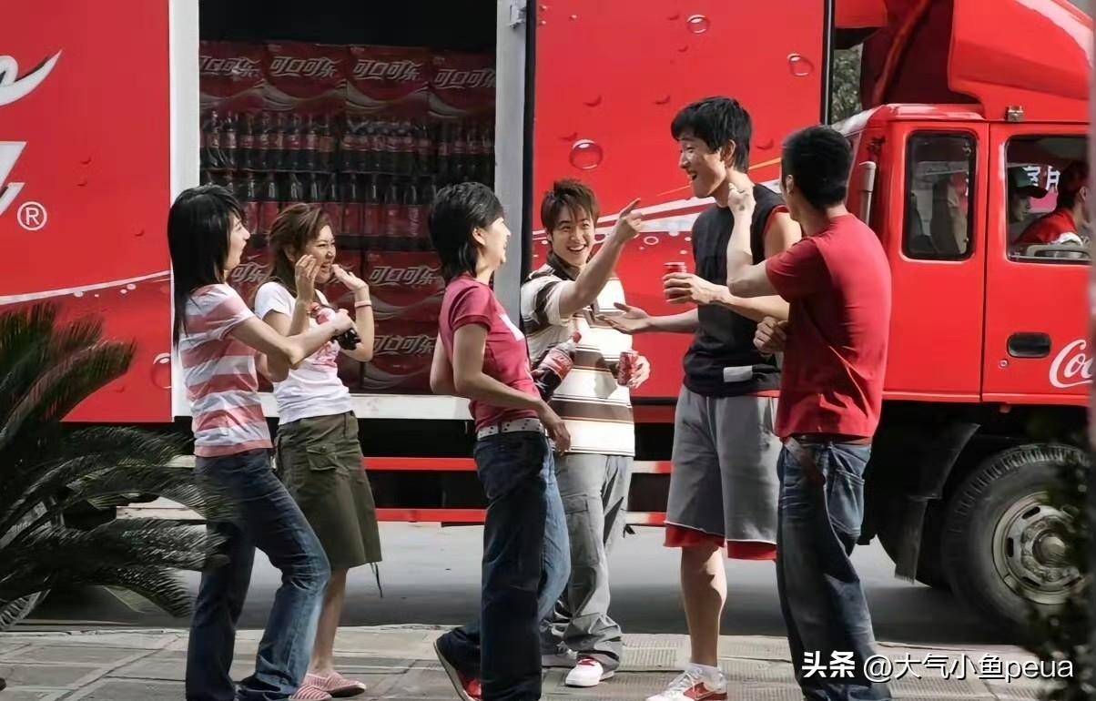 那时候的刘翔是真开心啊，拍可口可乐广告跟余文乐、S.H.E、潘玮柏他们打成一片，