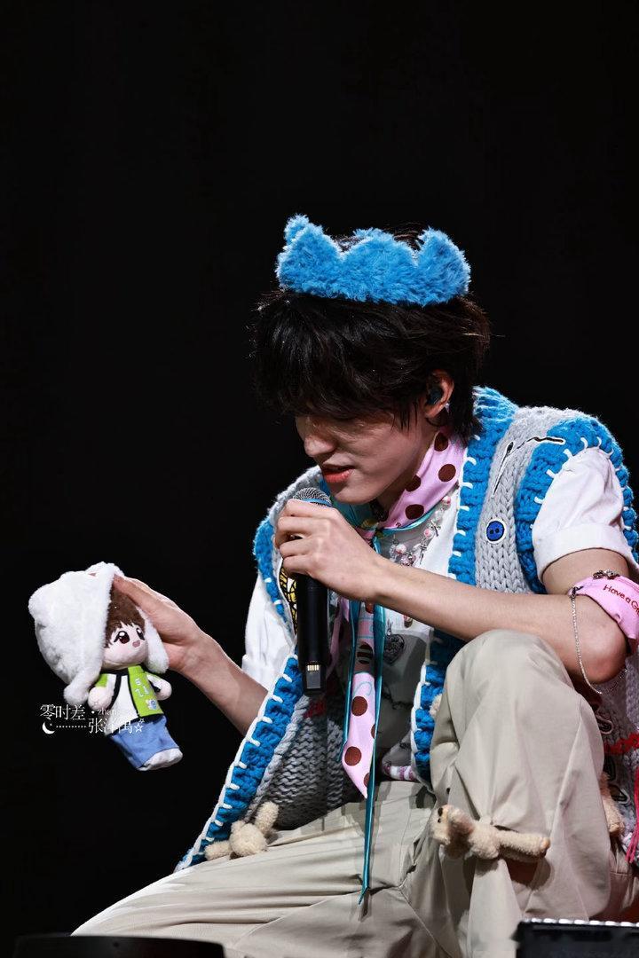 张泽禹别看手机看看我吧张泽禹毛绒小王冠 毛绒小王冠配张泽禹的明亮眼眸，这份治愈感