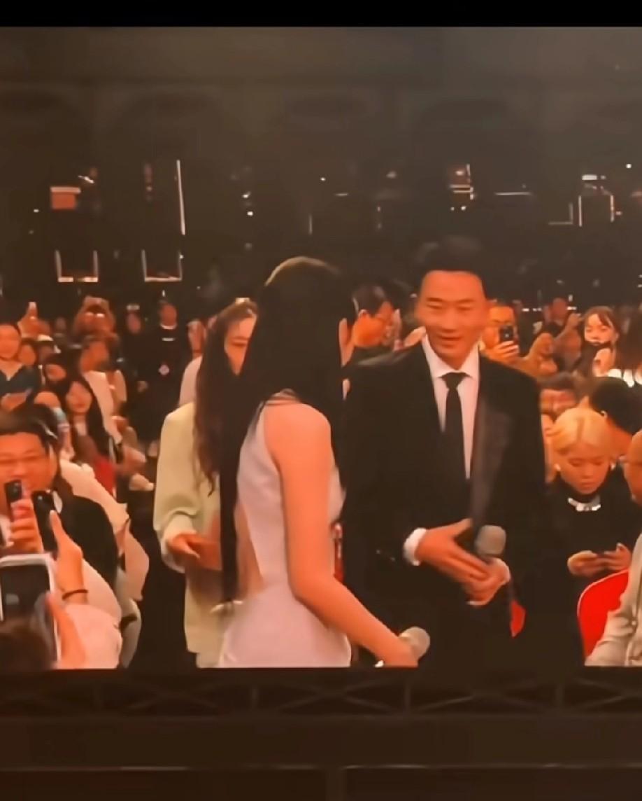 黄轩和刘浩存对戏，没热搜，没炒作，一眼就能看出是真在演人。
三十岁和二十岁，中间