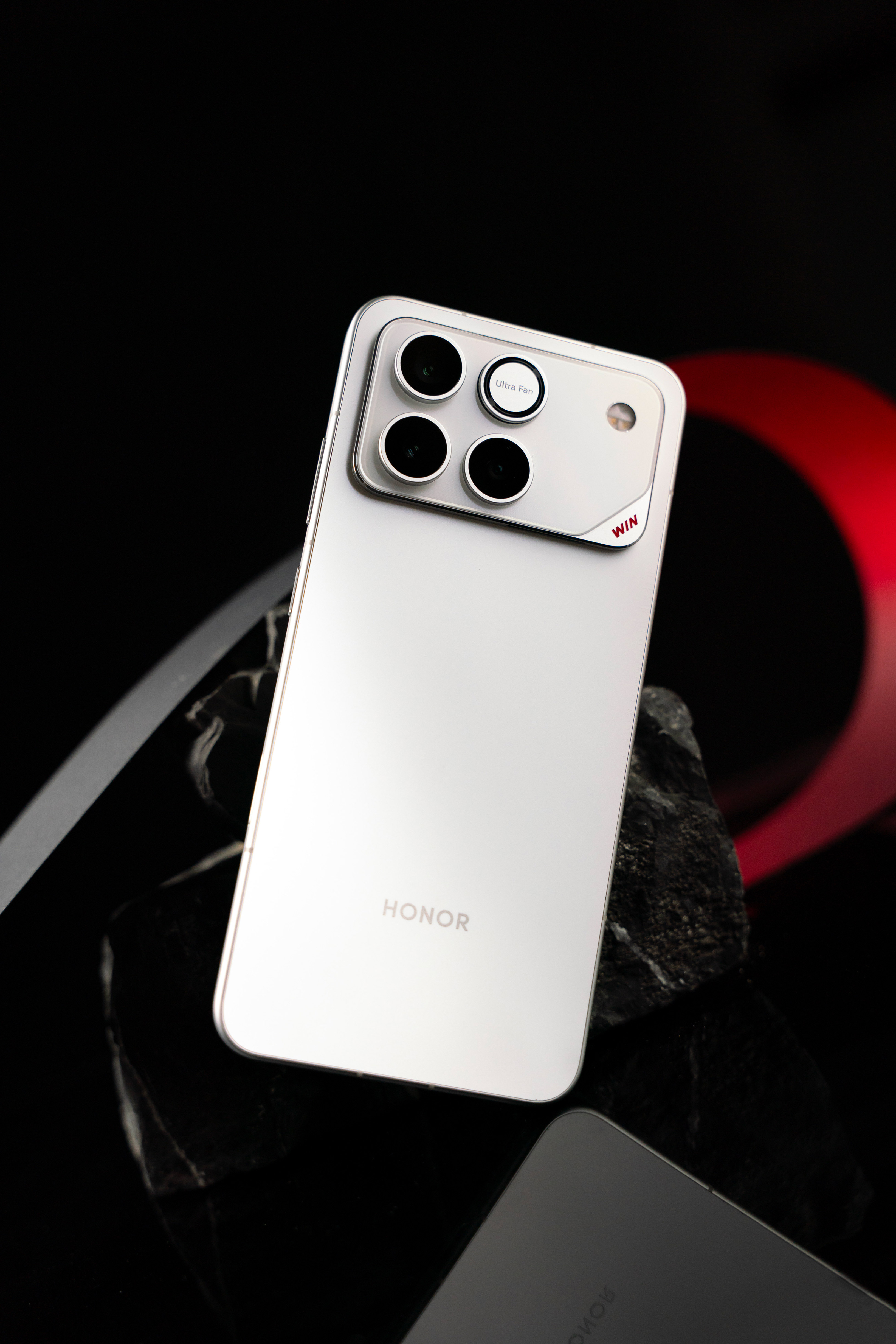 一代人有一代人的收藏19岁男孩7年收藏近百台手机一边吃着荣耀WIN的赢麻了锅巴，