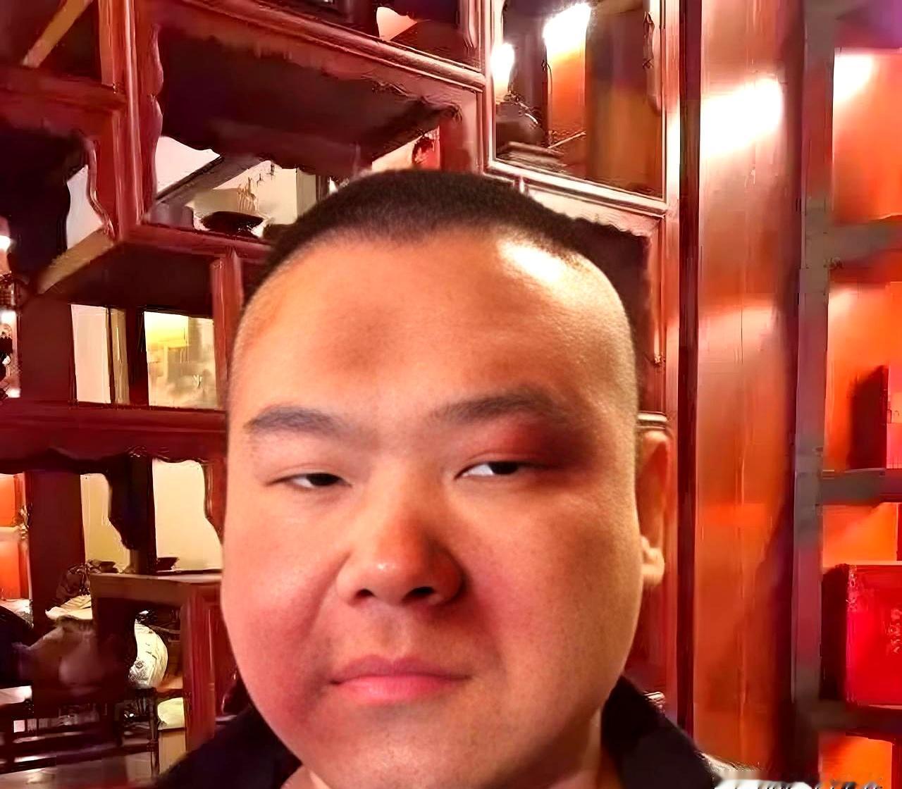 你家老公喝高了，回家第一件事不是躺下，而是“英勇”护包？？？
这哪是醉酒，这是“