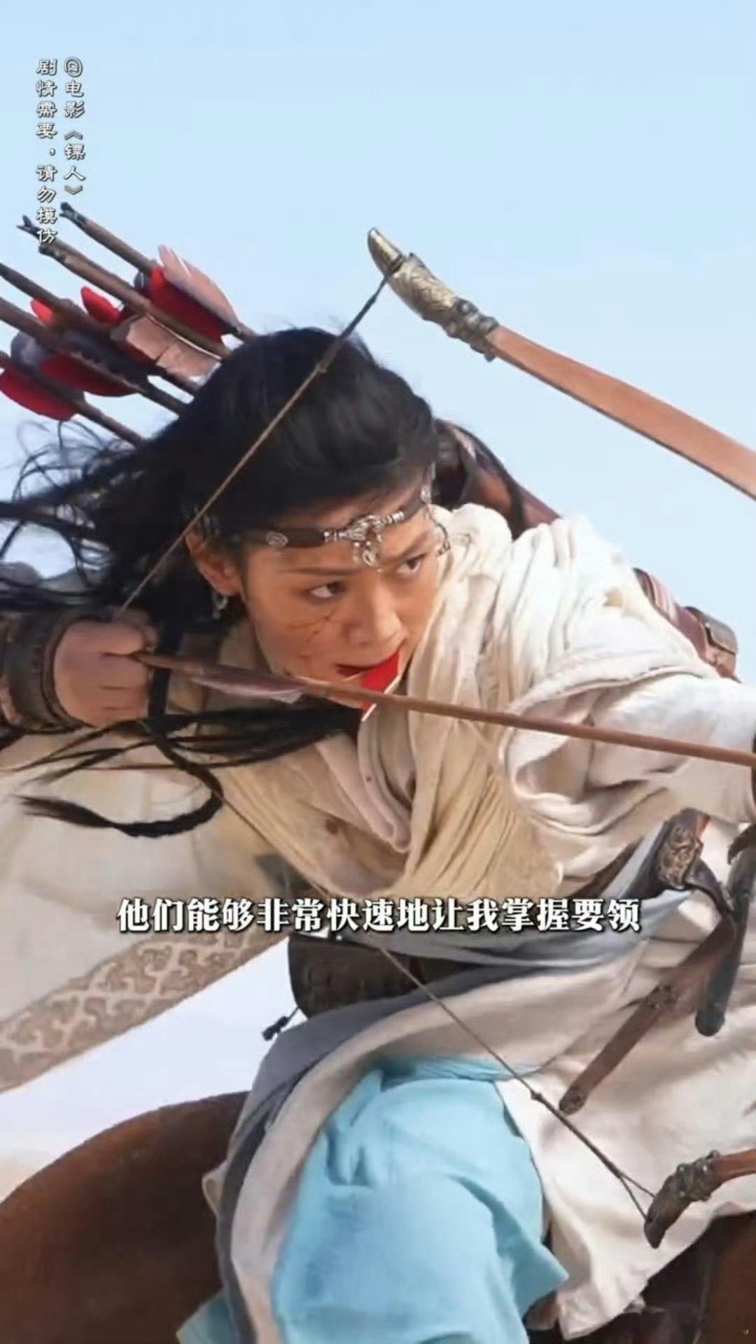 陈丽君武侠造型 从定档海报就能感受到电影的质感和气势 陈丽君饰演的阿育娅站在大漠