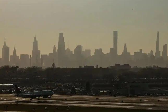 深夜惊魂！美国纽约拉瓜迪亚机场在3月22日深夜上演了一场揪心惨剧，一架刚从加拿大