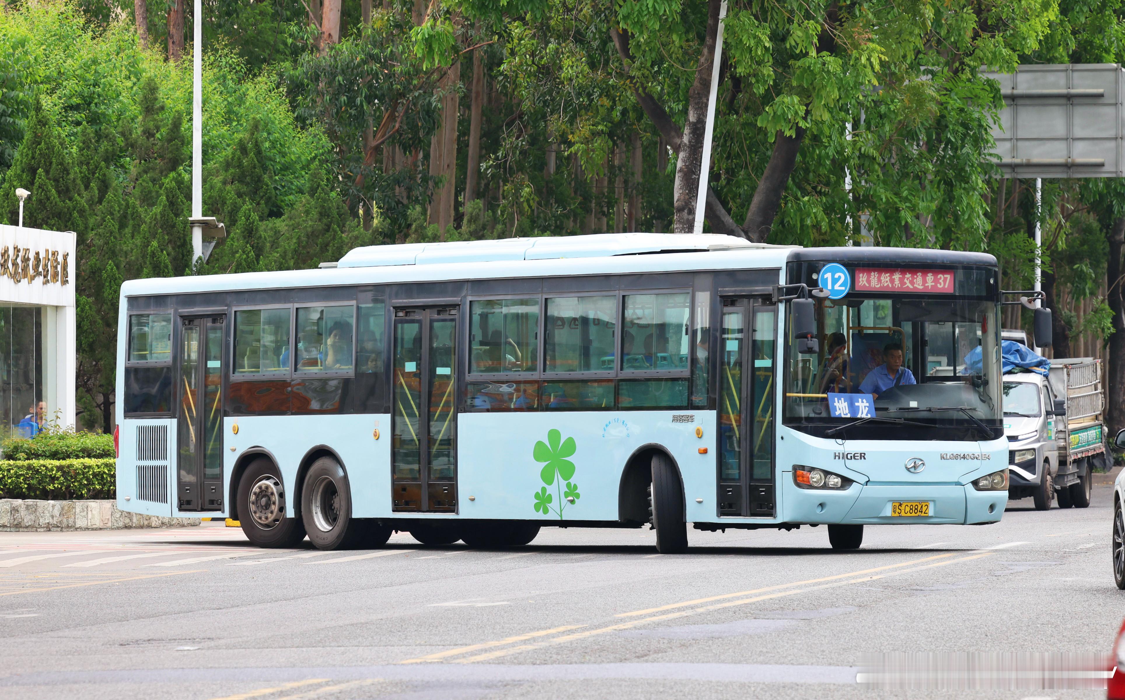 东莞玖龙纸业的面包头大三轴玖龙最近又新买了一批金龙座位车，所以这次去感觉通勤车得