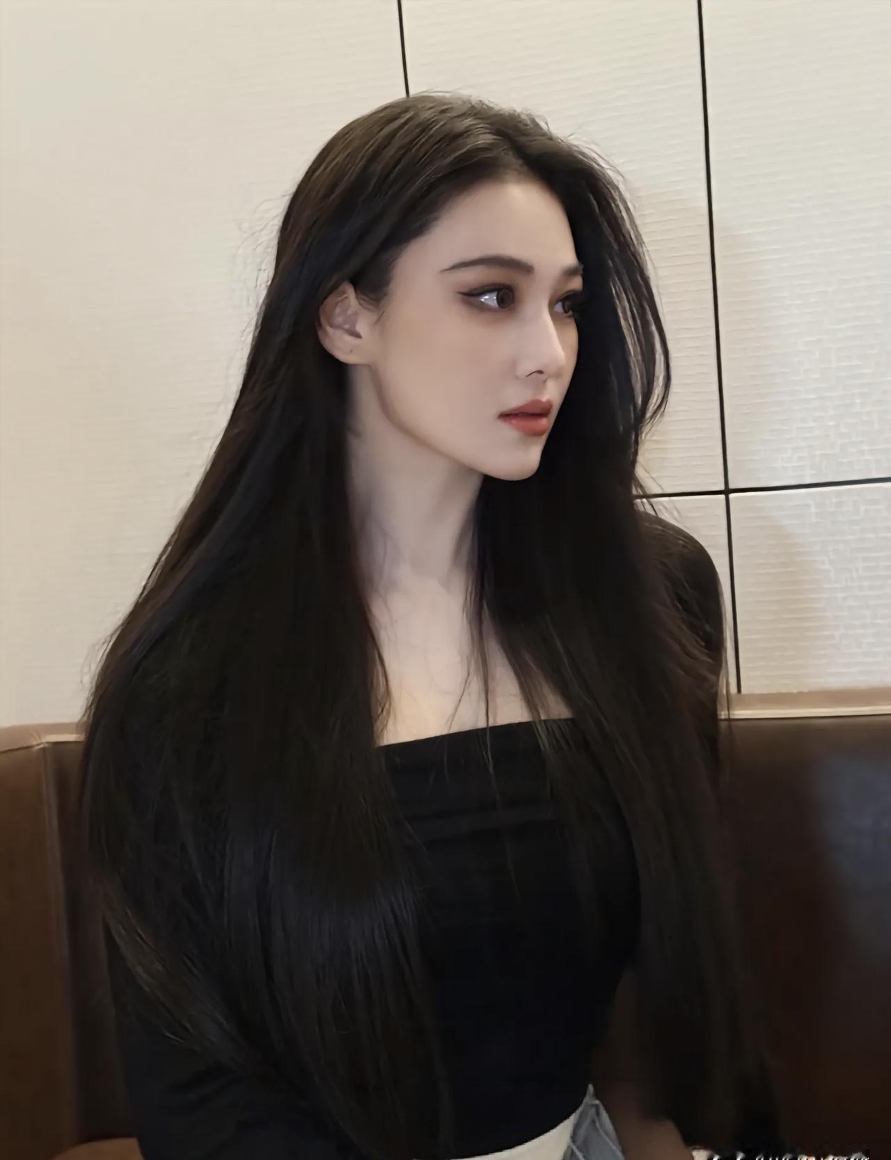 她素颜健身照流出，弹幕全在问：这脸是真实存在的吗？
你看《乘风破浪的姐姐》里，她