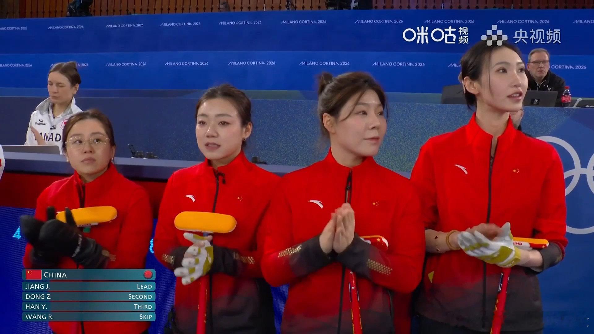 中国冰壶女队5比10不敌加拿大 米兰冬奥会女子冰壶循环赛，中国队5-10负于加拿