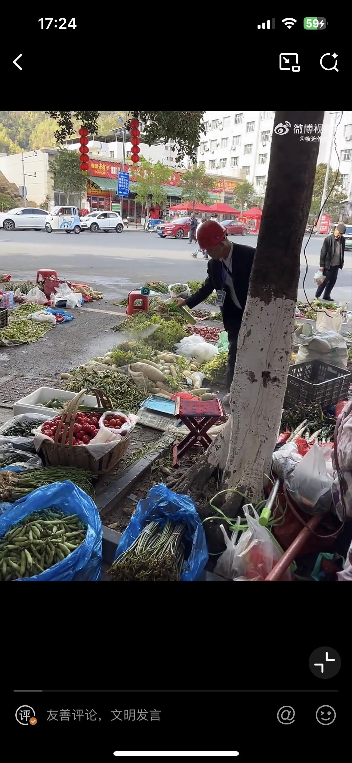 贵州罗甸一菜贩当街给自己的菜喷杀虫剂，这个操作实在没看懂。这是为了保鲜吗？还是为