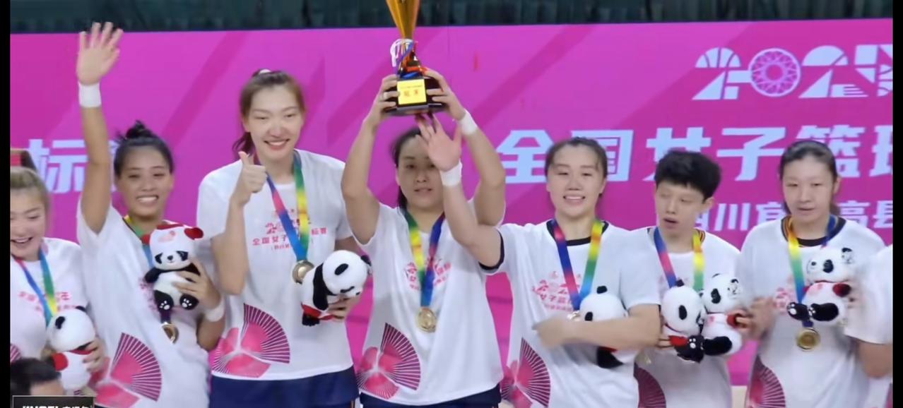 四川女篮94:74大胜江苏女篮，连续第4次捧起全国锦标赛冠军。四川之所以成功卫冕
