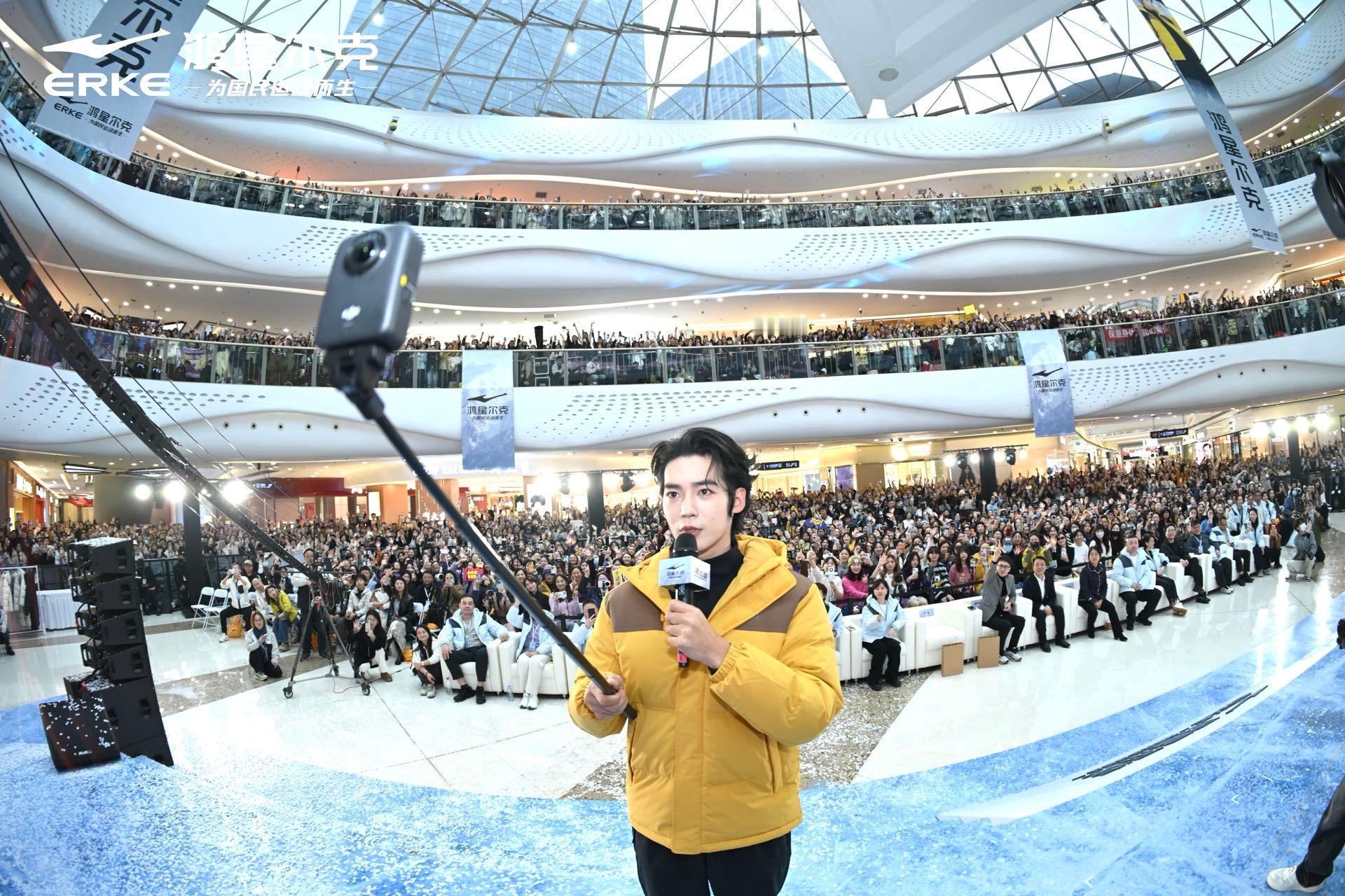 鸿星尔克于适中国红 先祝帅哥生日快乐~鸿星尔克和于适也算是双向奔赴了，品牌给于适