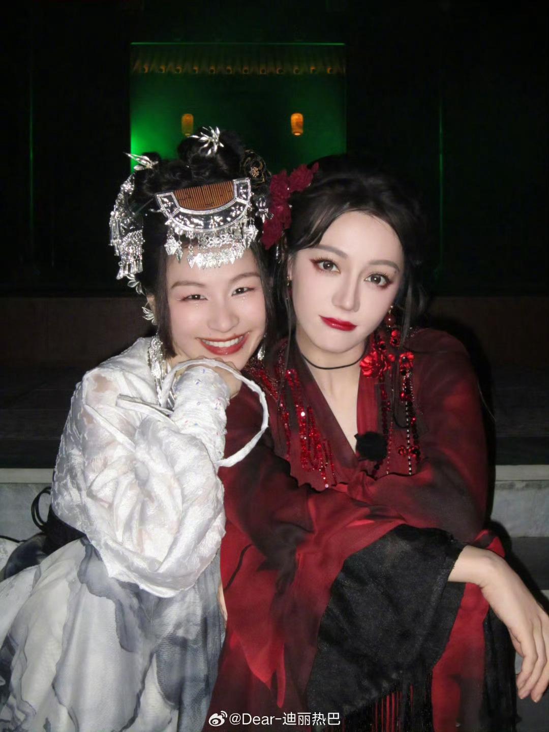 迪丽热巴晒与金靖合照直视迪丽热巴的眼睛 ​好吧 ​​​