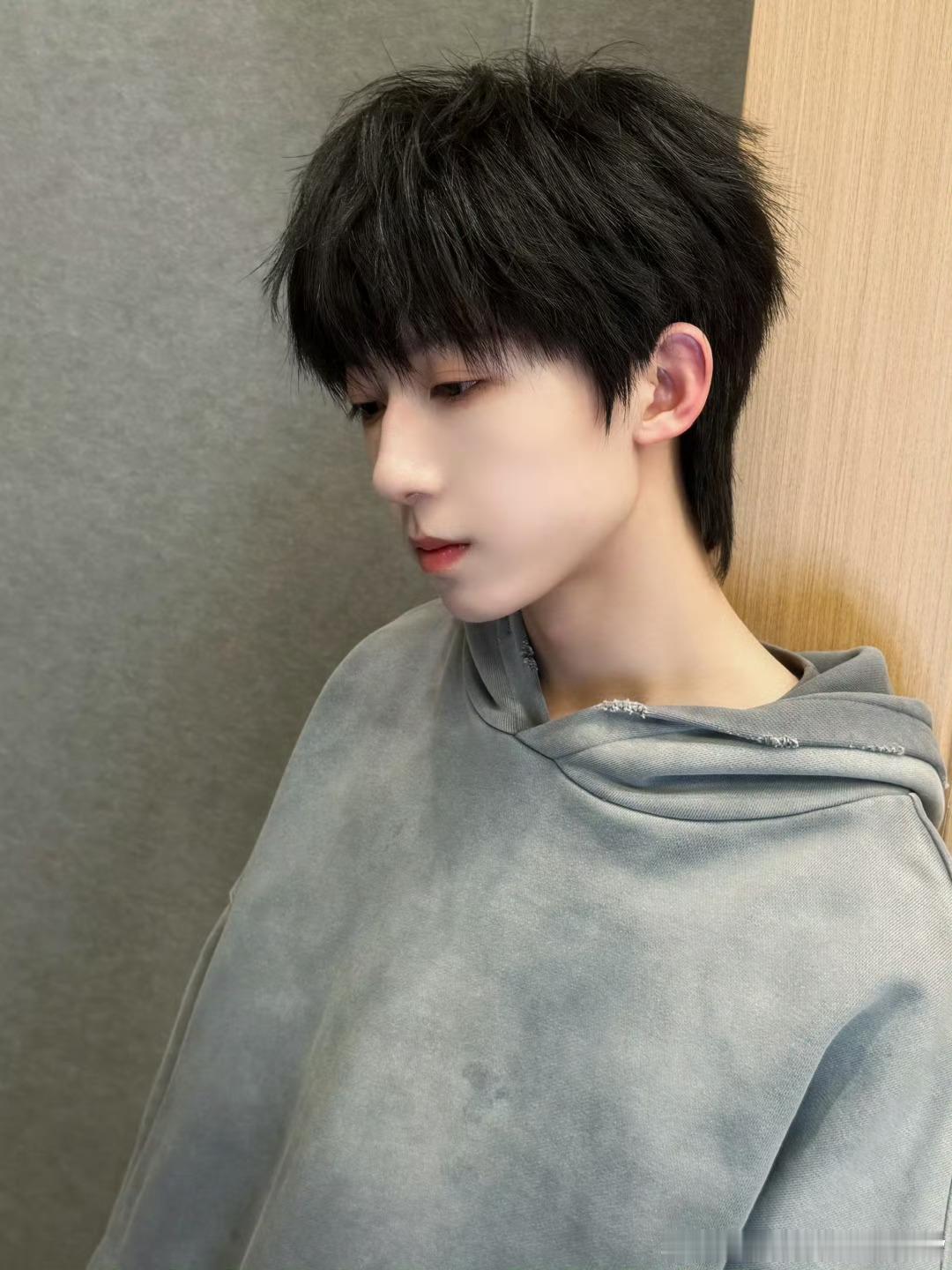 给杨博文妈妈干成幼师了杨博文妈妈现场维持秩序，轻声细语的快把粉丝哄成胚胎了，乖乖