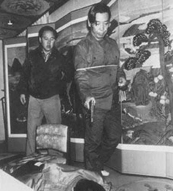 1979年，韩国总统朴正熙在和心腹一起吃饭时，突然胸口中了一枪，顿时血流如注！之