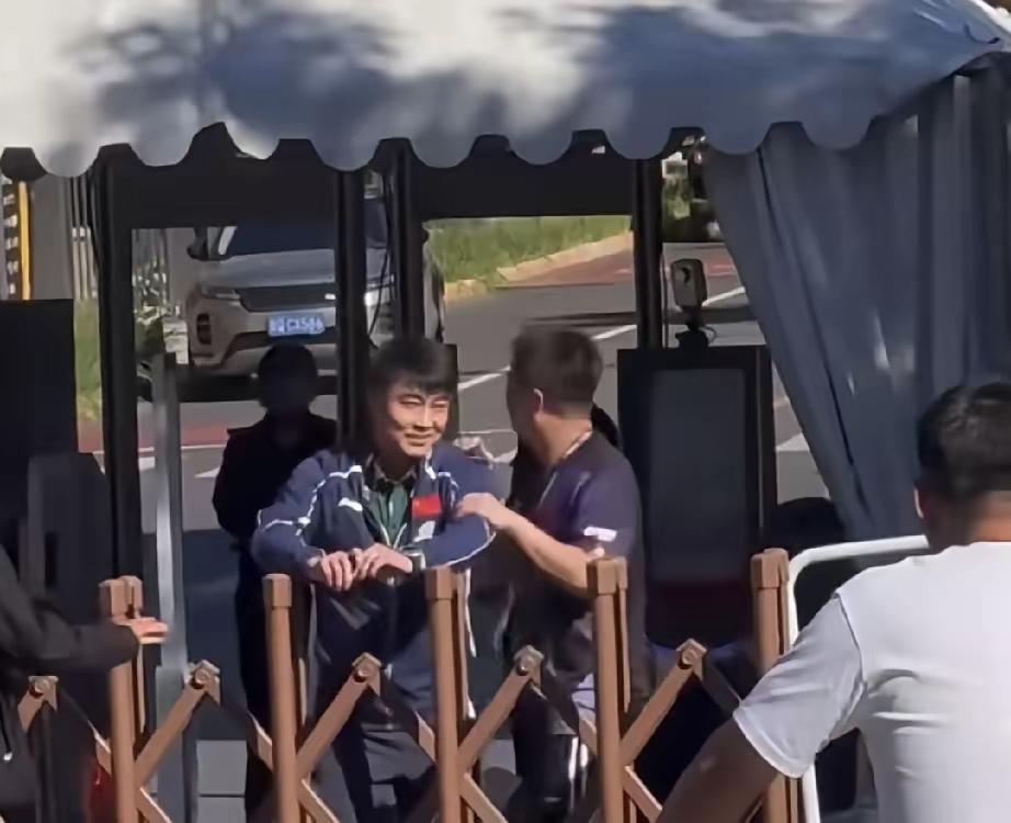 王皓太不容易了，因为一场球的部署，现在走哪里，都被饭圈围追堵截，看来，饭圈这是铁