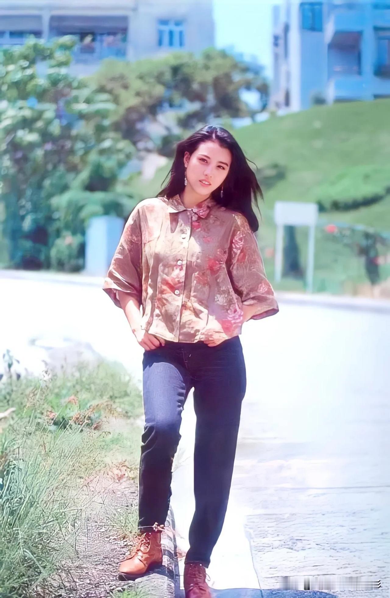 我们笑着说再见，却深知再见遥遥无期🌼周海媚 90年代大美女