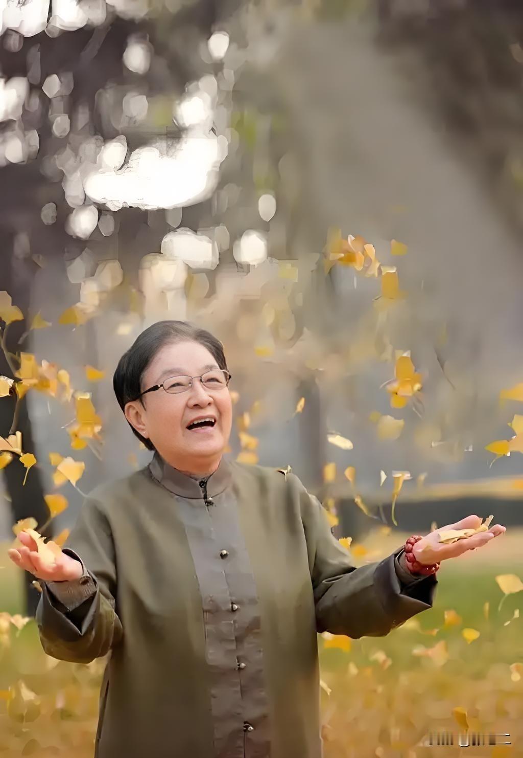 谷建芬一生佳作无数，古稀之年潜心创作《新学堂歌》 。

七十岁本该安享晚年，她看