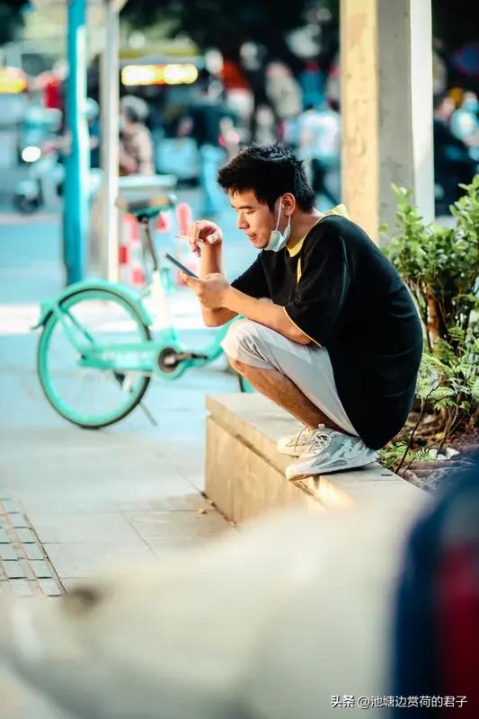 向自己心爱的人低头，一点都不丢人。很多人把“低头”等同于“认输”，觉得先开口就输