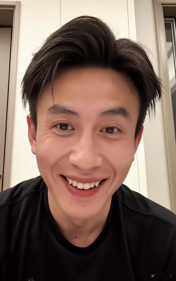 刘萧旭虽然笑起来眼角纹和法令纹重，但他的小虎牙真的很好看啊，一方面减龄，另一方面