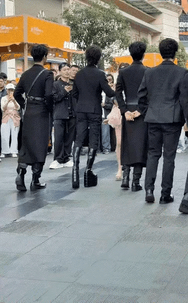 虚假的高度只适合作秀，不信跑两步试试。