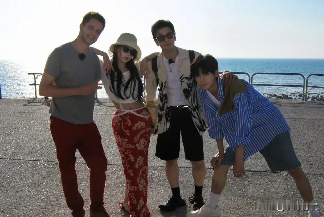 中餐厅第8季，给我的感觉前面两期和最后一期挺好看的。
前面两期比较的搞笑，最后一