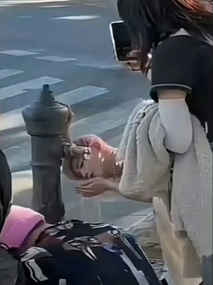 白敬亭水龙头帅照是这么拍出来的，这背景这角度  也只能出特写了[笑cry] ​​