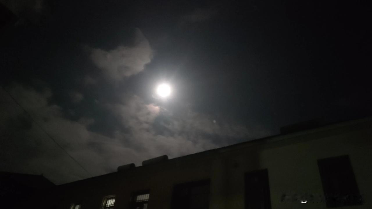 八月十六: 家乡圆月
       蓝天、白云、月亮
       晚上10:2