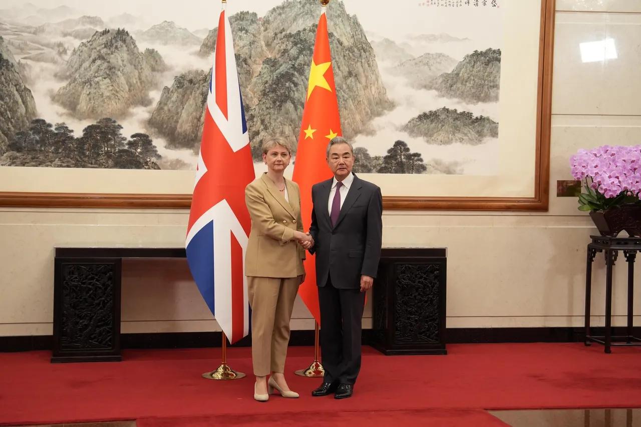 来华访问的英国外交大臣库珀昨晚（6月2日）写道：“中国是第二大经济体，与英国一样