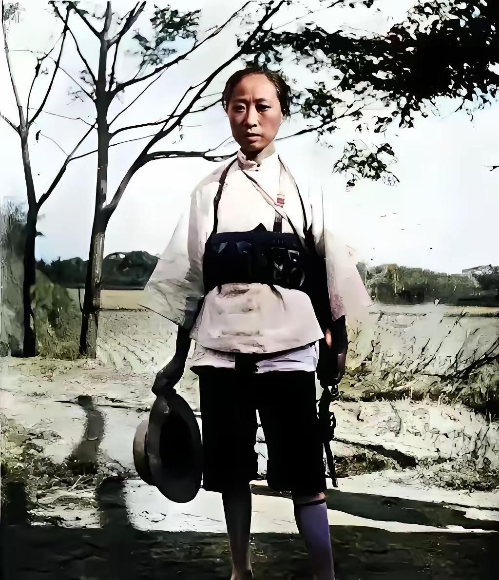 1937年，日军占领山东乐陵县后不久，村民们发现一个奇怪的现象：村里那个裹着小脚