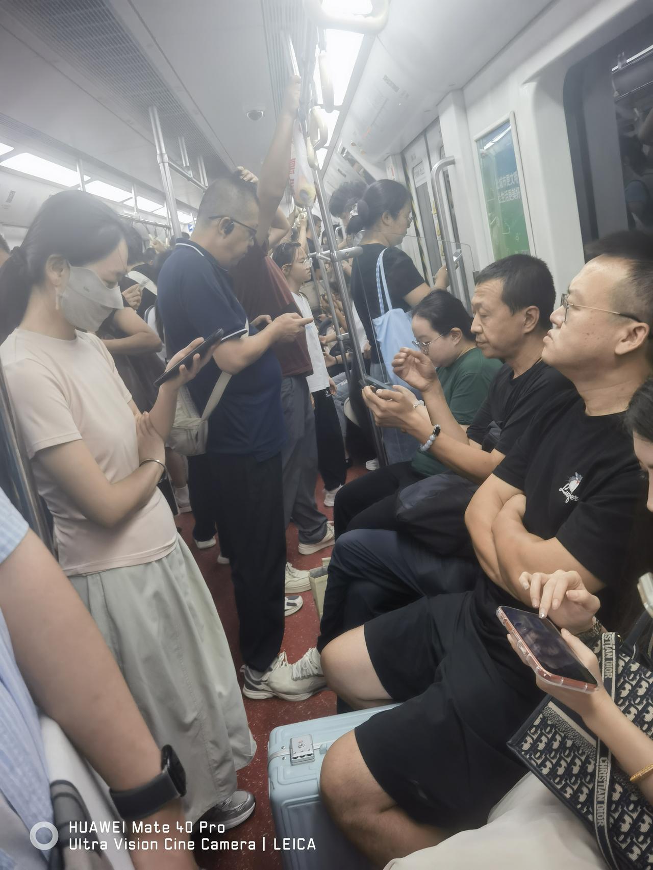 一条地铁线路每天运送94万人是怎么做到的？
       请看西安地铁二号线平时