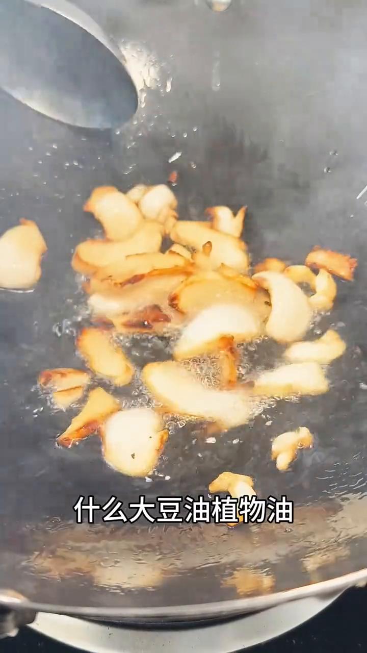 用小萝卜菜炖豆腐到底怎么做？
这个小萝卜菜吃着口感一点不发柴。
·首先油一定要选
