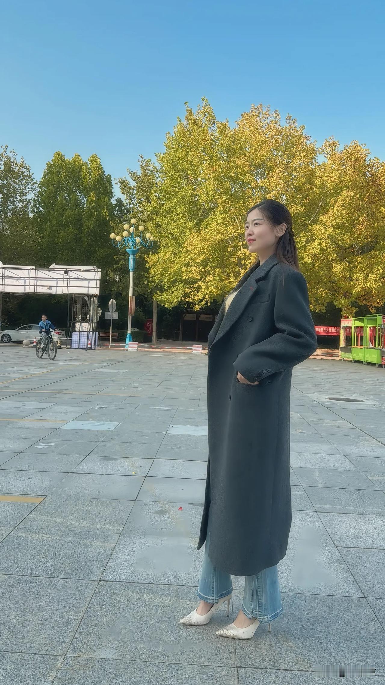 冬日穿搭指南：灰色大衣+牛仔裤，简约时尚，轻松出街！🍂👗👠