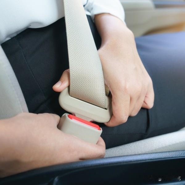 新规明确后排乘客不系安全带属违法行为，交警将依法处罚。此举旨在提升交通安全意识，