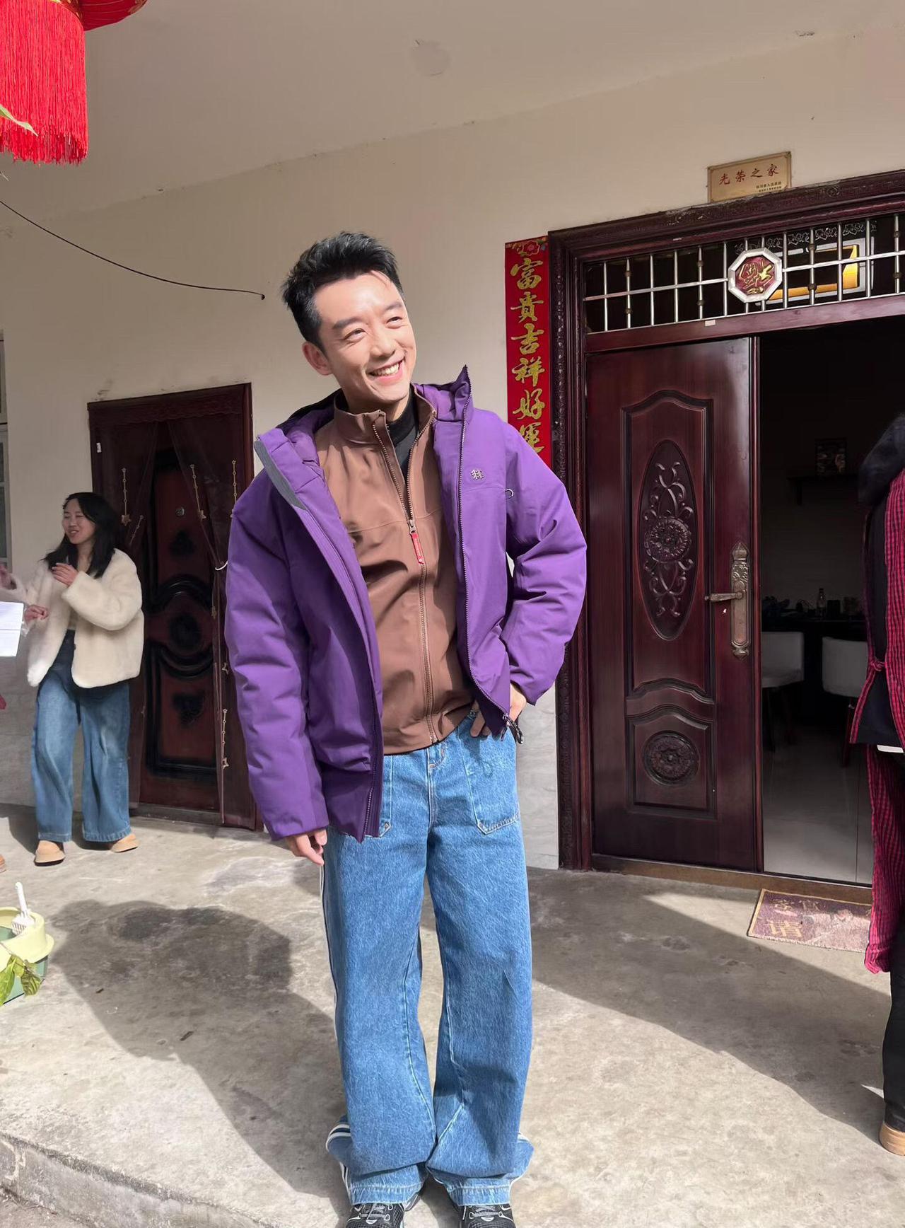 接地气！男明星陪老婆回村里过年，心情很好，笑得很开心。很帅气，好像也有白头发了，