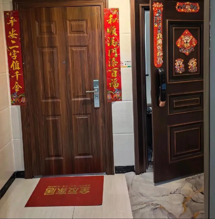 住了3年的邻居，比陌生人还生分
 
两梯三户就住咱两家，隔壁小夫妻带俩娃，低头不
