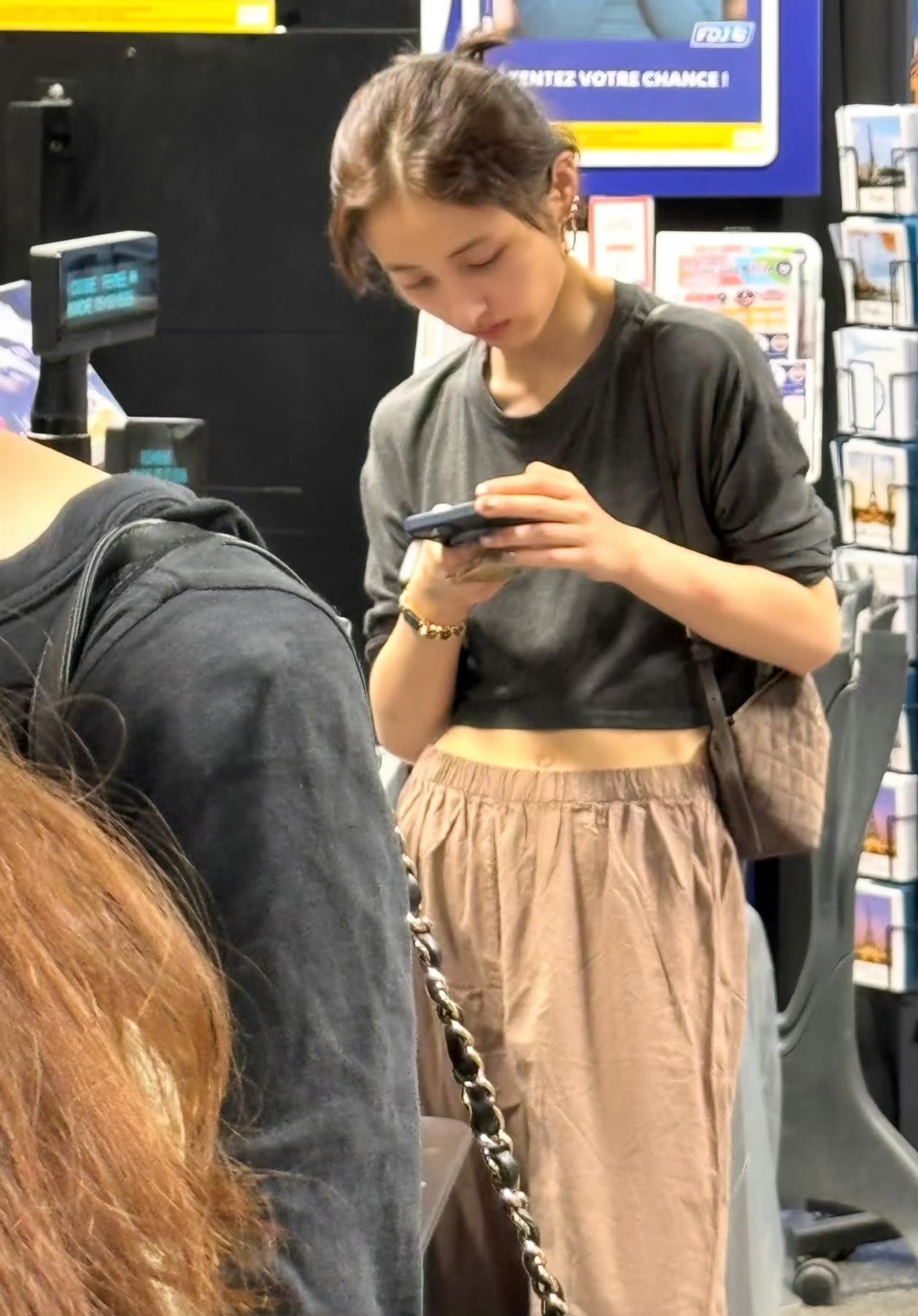 张子枫巴黎便利店买冰淇淋随意自在 