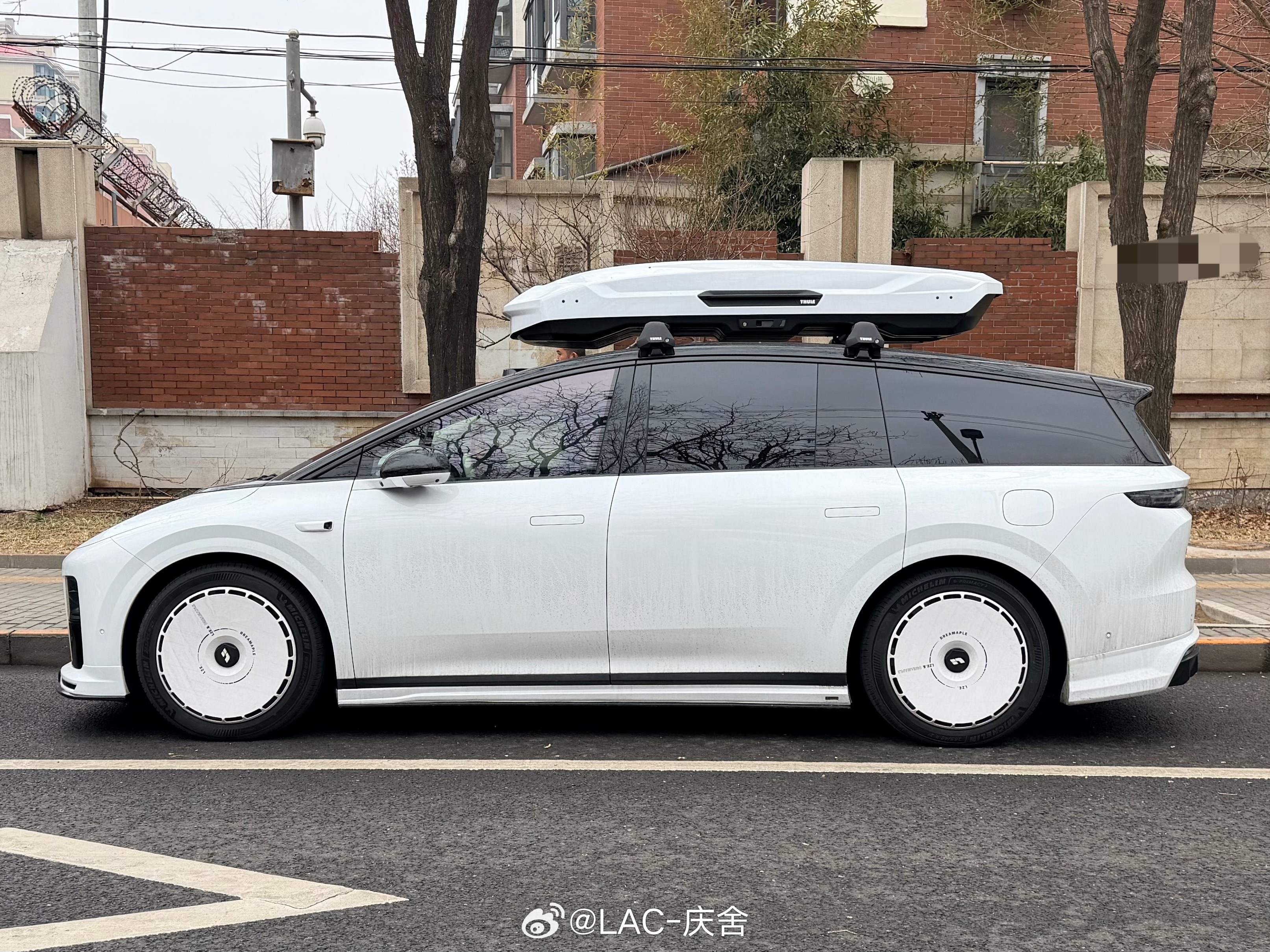 理想i8 加了个顶架换了套齐边的同色大饼轮毂还挺有范儿的 