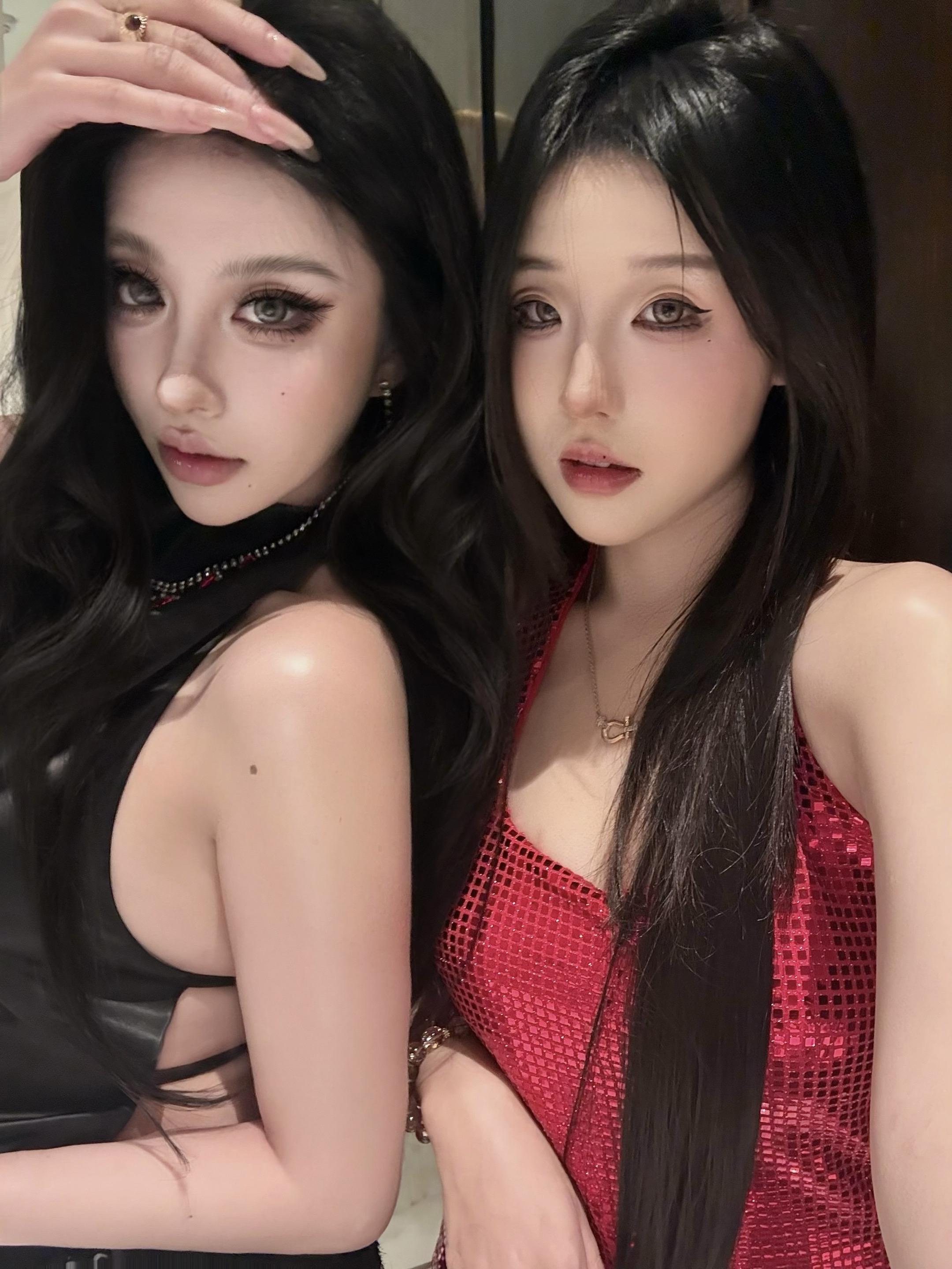 我小心翼翼地问女神可不可以和我合拍一张 我跪在地上求了她15个小时 她...