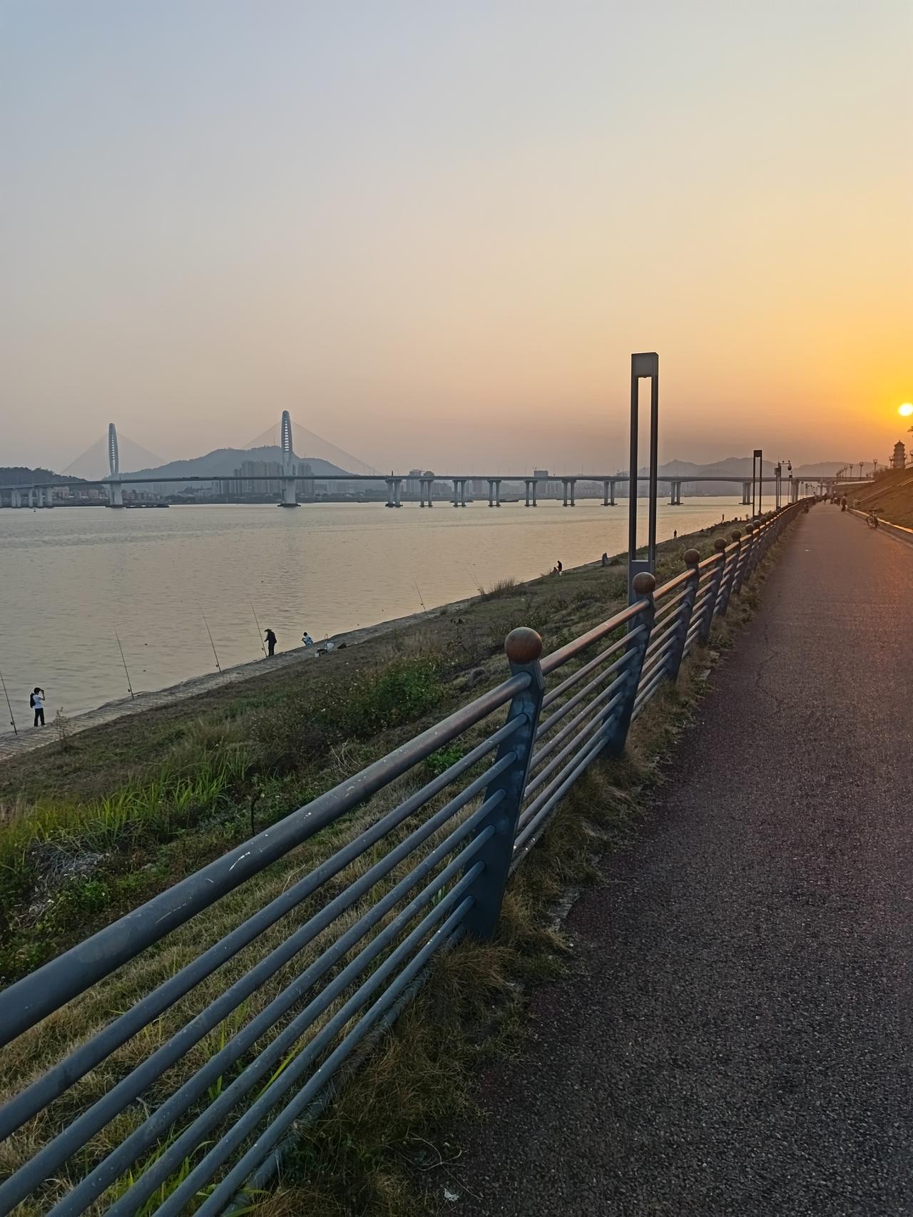 我终于知道了
为什么肇庆虽然是个四五线城市
却依然有什这么多人喜欢着你



你