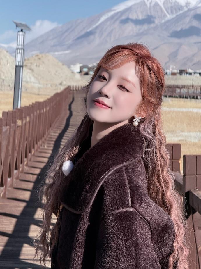 宋雨琦拆了假发这才是真正的“时尚掌控力”！落地米兰直接拆掉长发假发，红发短发素颜