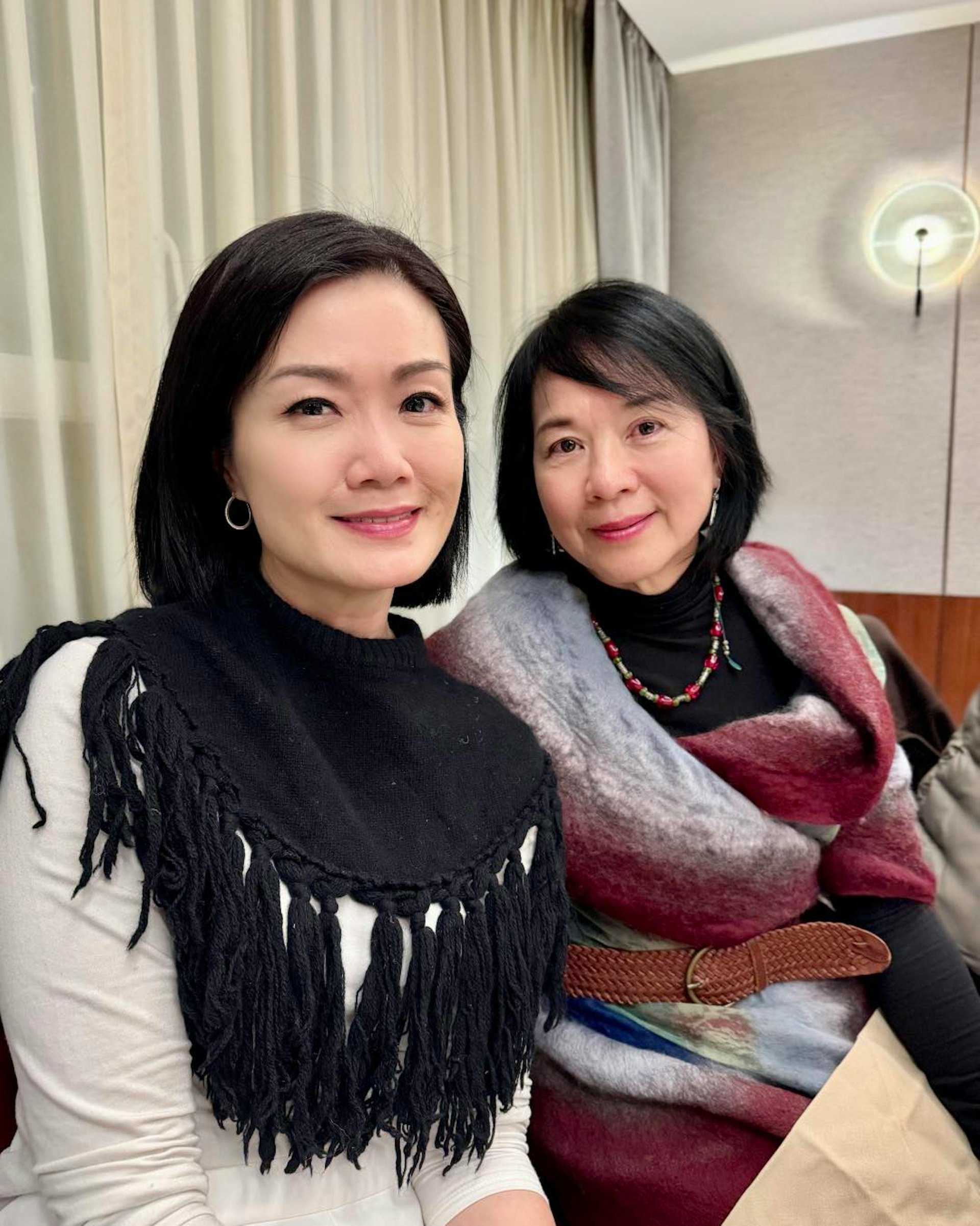 66岁的港姐郑文雅（右），状态好好。 