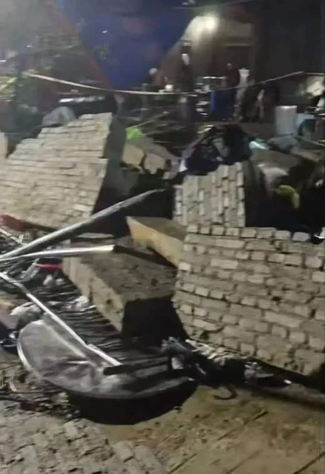 云南昭通，25岁花季女孩替母奔丧，却在宴席上被一堵突然倒塌的高墙拍得粉身碎骨。