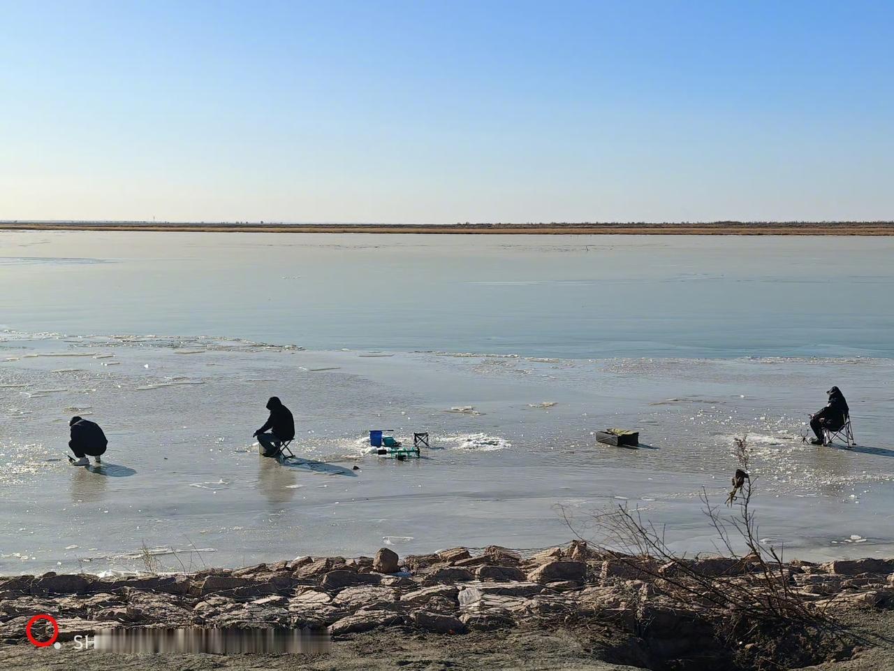 这是内蒙古段的黄河，平静的母亲河。
人们已在破冰钓鱼。 ​​​