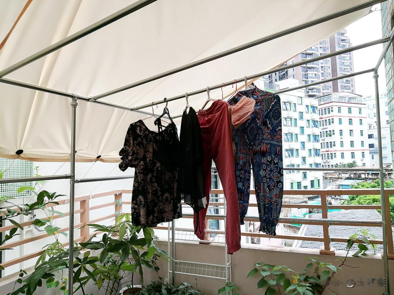 现在外面一直下着雨，但我洗的衣服，终于不耽误晾晒了。

遮阳棚，晾衣架，跟随身保