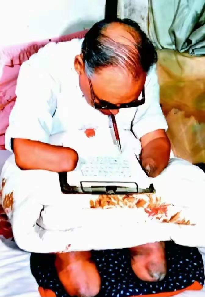 1952年，被冻掉四肢的志愿军战士朱彦夫回到山东老家，母亲哭着对他说：“儿呀，你