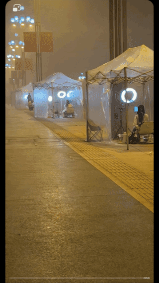 直播成灾，
都能赚到钱吗？
以前是裸露野外，
夏天热冬天冷，
如今设备超前，
个